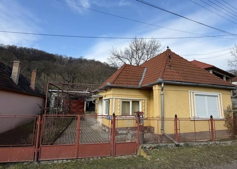 Casă cu 2 camere cu Teren 80 Mp în Central
