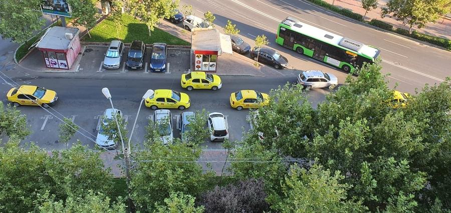 Apartament cu 3 camere semidecomandat, mobilat în Vitan