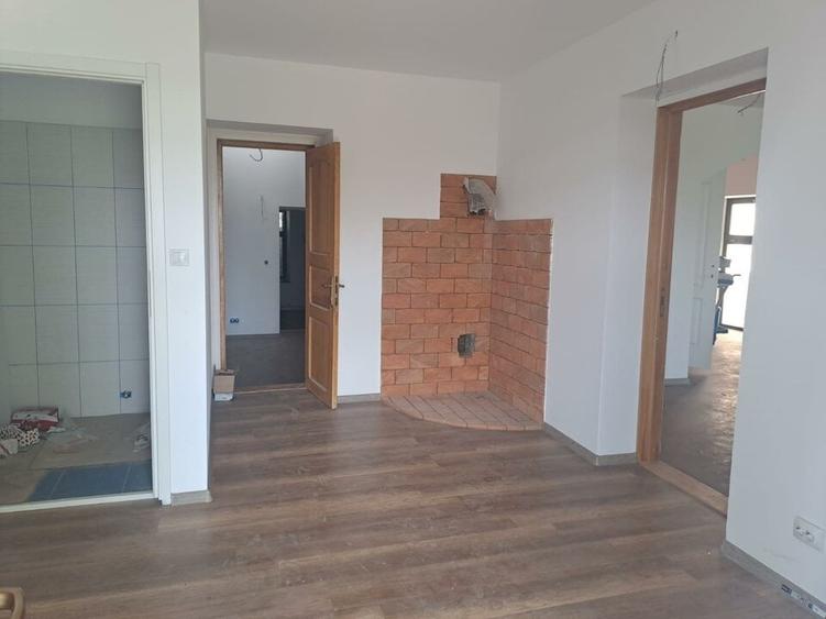 Casă individuală cu 10 camere cu Teren 450 Mp în Central