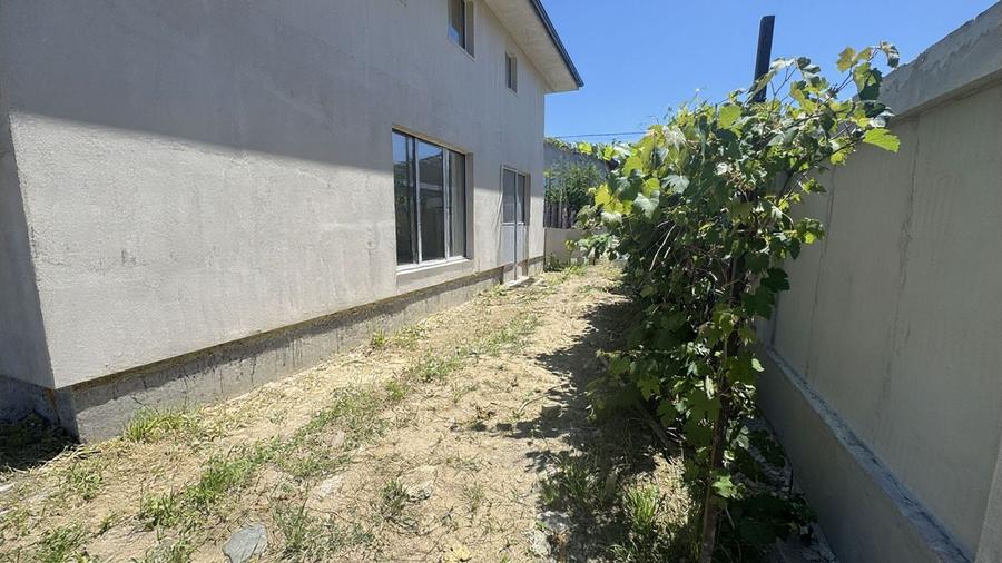 Casă individuală cu 5 camere cu Canalizare în Cristian