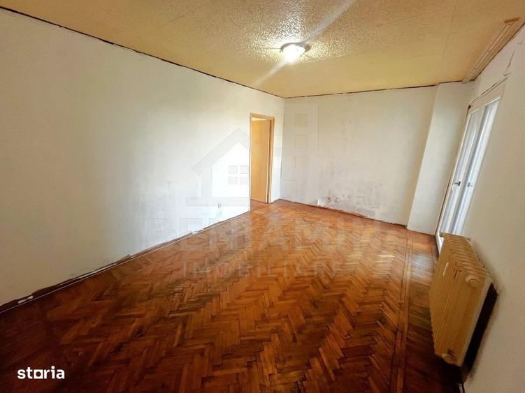 Apartament cu 4 camere semidecomandat în Calea București