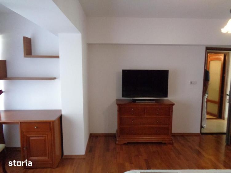 Apartament cu 3 camere decomandat în Calea București