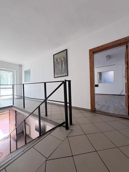 Casă individuală cu 10 camere cu Canalizare în Central
