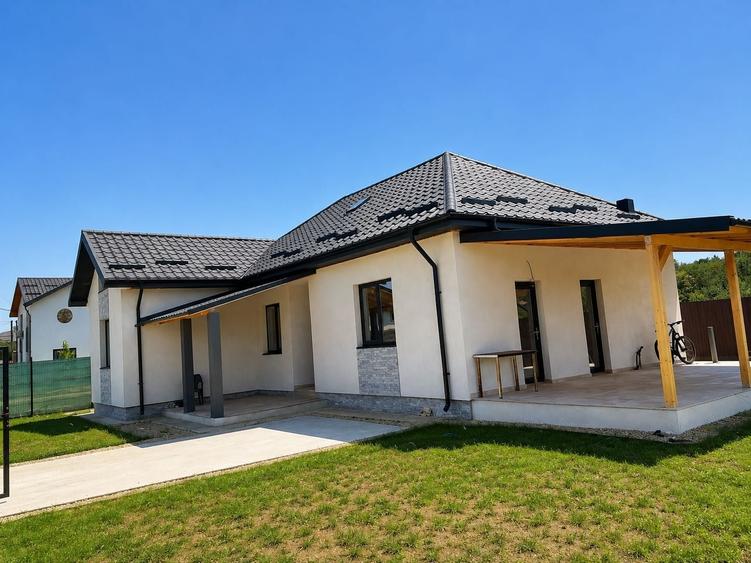 Casă cu 4 camere în Poiana lui Stângă