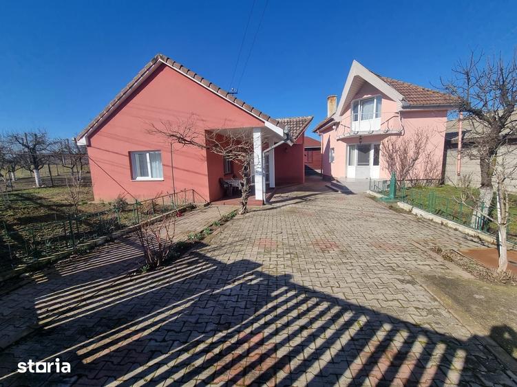 Casă cu 4 camere cu Teren 1202 Mp în Băcia