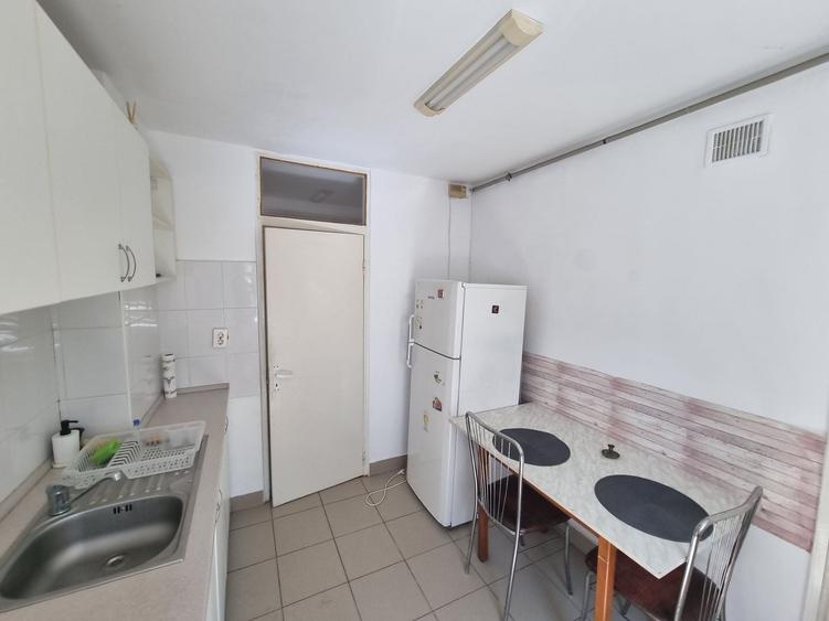 Apartament cu 3 camere semidecomandat, mobilat în Girocului