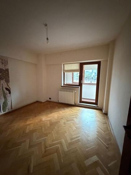 Apartament cu 4 camere decomandat în Calea București