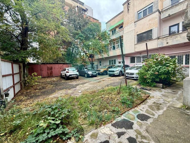 Apartament cu 3 camere semidecomandat, mobilat în Calea Călărașilor
