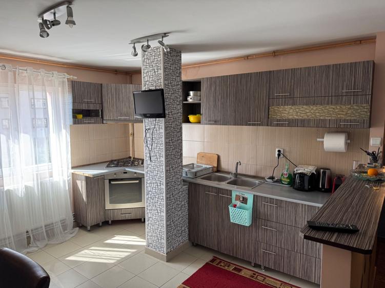 Apartament cu 3 camere decomandat în Exterior Vest