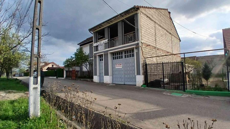 Casă individuală cu 8 camere cu Teren 450 Mp în Caransebeș