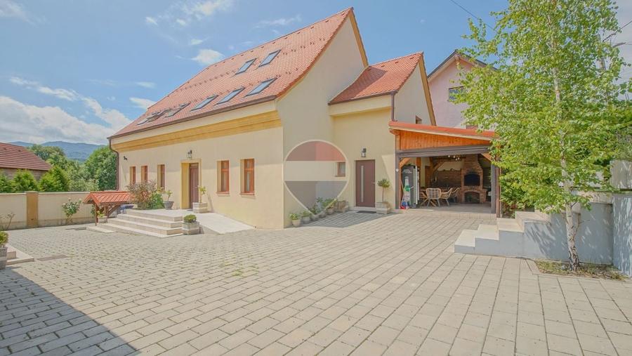Casă individuală cu 8 camere cu Piscina în Baciu