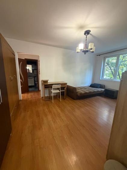 Apartament cu 3 camere semidecomandat în Drumul Taberei
