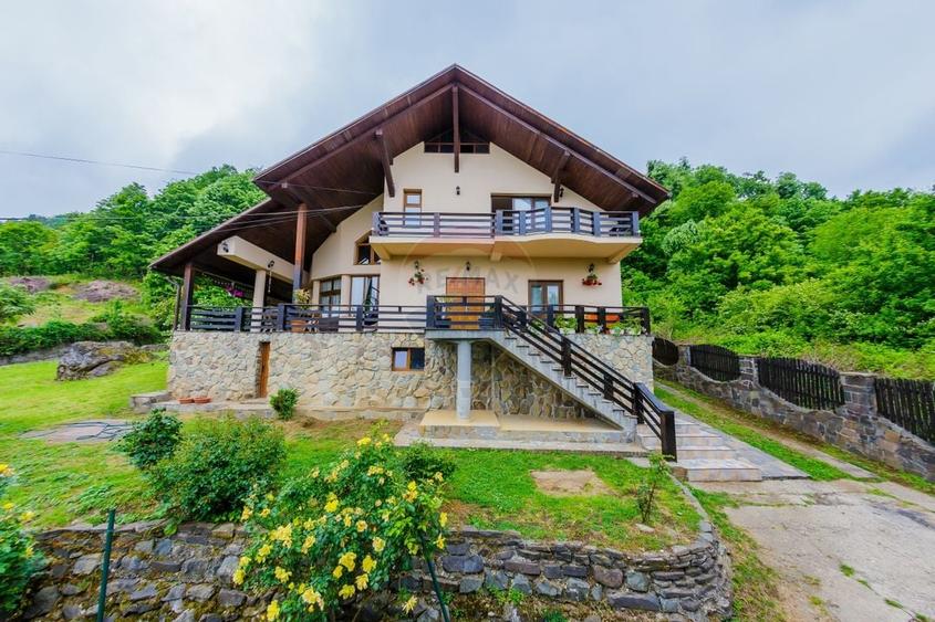 Casă individuală cu 5 camere cu Teren 1108 Mp în Valea Roșie