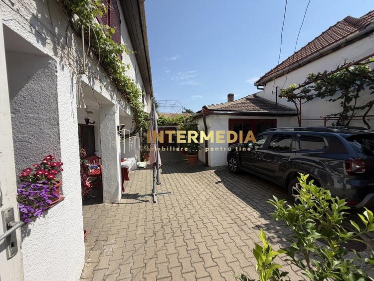 Casă individuală cu 6 camere cu Canalizare în Central