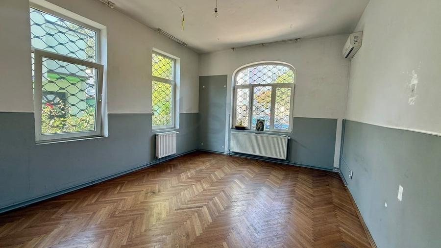 Casă individuală cu 10 camere cu Teren 387 Mp în P-ța Muncii
