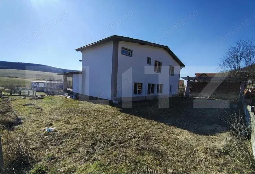 Casă cu Teren 1000 Mp în Tofalău