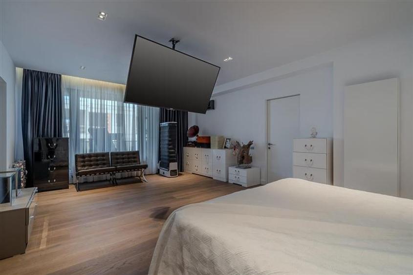 Penthouse cu 3 camere semidecomandat, mobilat în Central