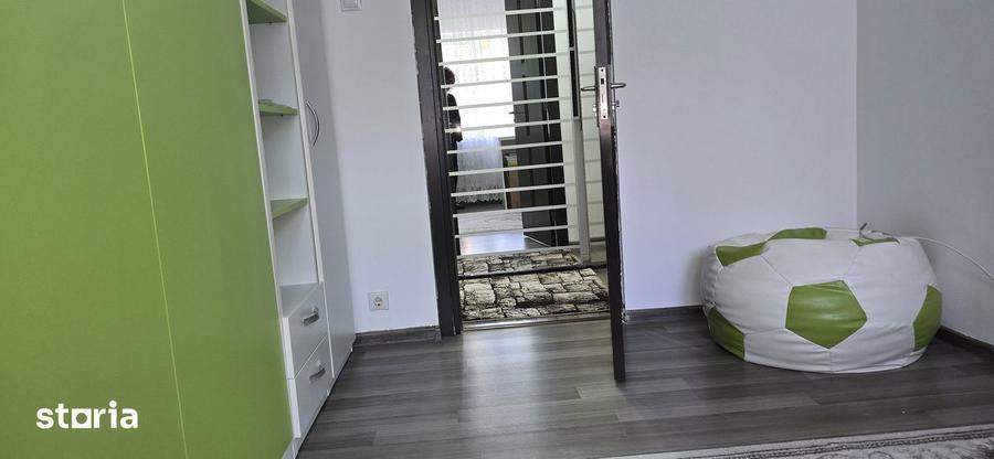 Apartament cu 3 camere decomandat, mobilat în Micro 3