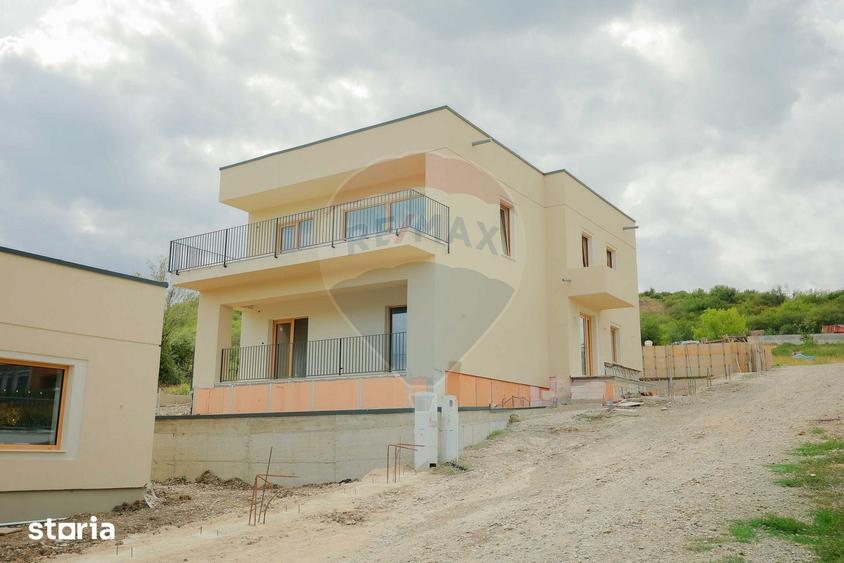 Casă cu 5 camere cu Teren 435 Mp în Paleu