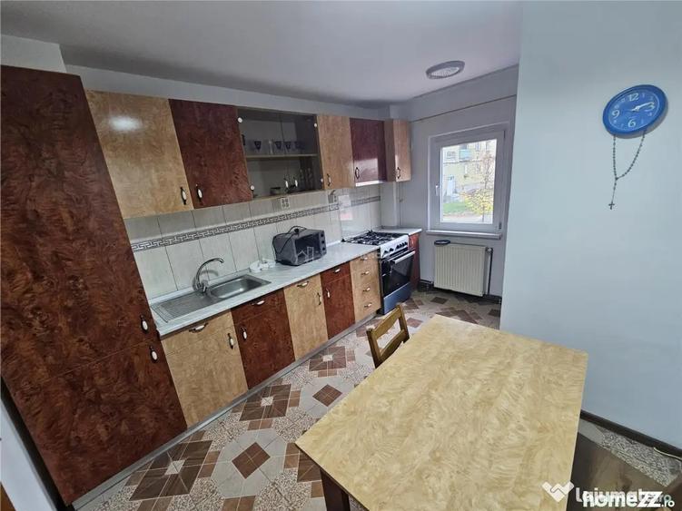 Apartament cu 3 camere decomandat, mobilat în Micro IV