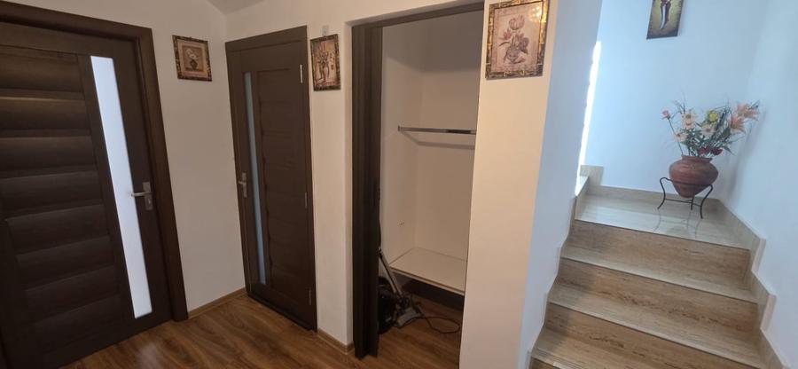 Casă individuală cu 6 camere cu Canalizare în Malu Mare