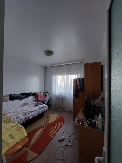 Apartament cu 4 camere decomandat, mobilat în Alexandru cel Bun