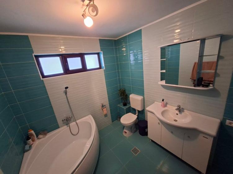 Casă individuală cu 5 camere cu Teren 722 Mp în Central