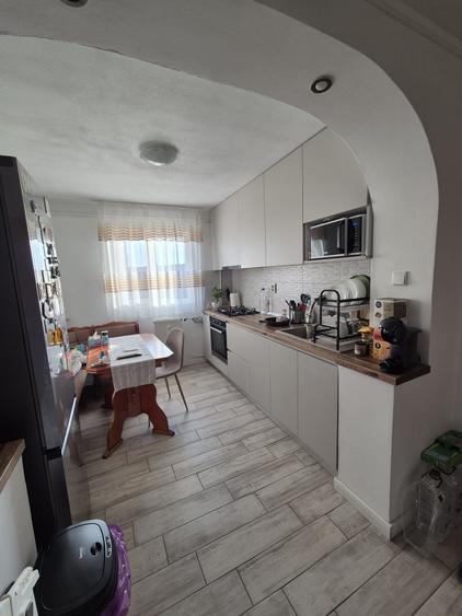 Apartament cu 3 camere semidecomandat, mobilat în Sud