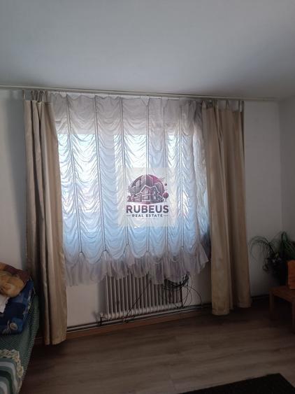 Casă individuală cu 9 camere cu Canalizare în Mărăcineanu