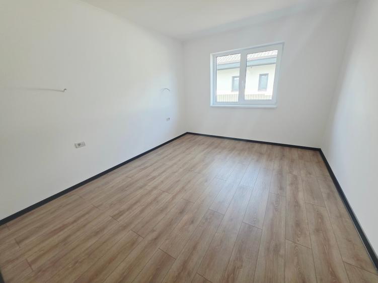 Casă individuală cu 4 camere cu Teren 500 Mp în Est