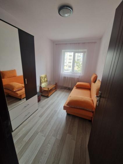 Apartament cu 3 camere decomandat în Girocului