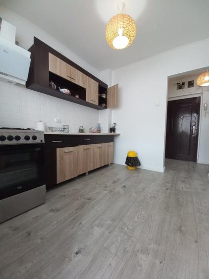 Apartament semidecomandat în Mihai Bravu