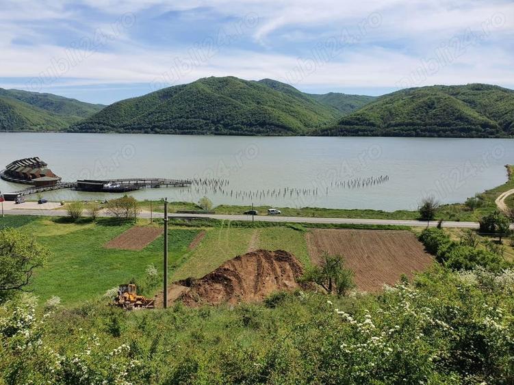 Teren de 3200 mp, în Berzasca