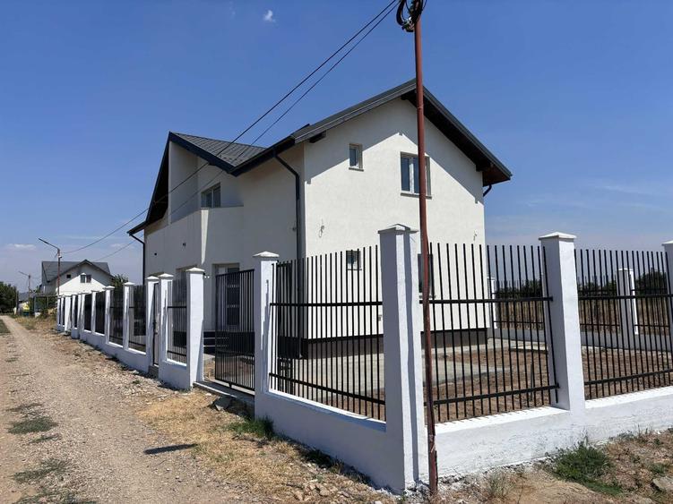 Casă cu 4 camere în Mogoșoaia