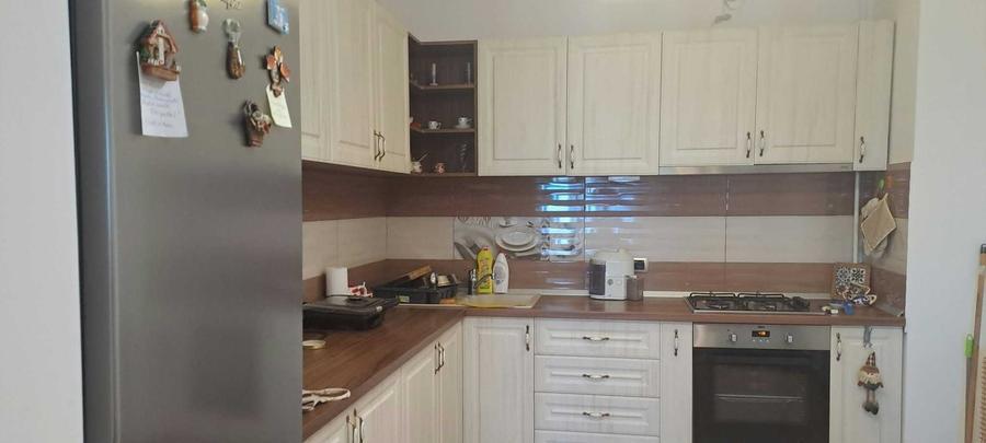 Apartament cu 2 camere decomandat în Tractorul