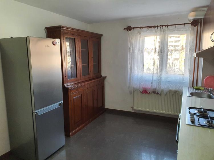 Apartament cu 3 camere decomandat în Rogerius