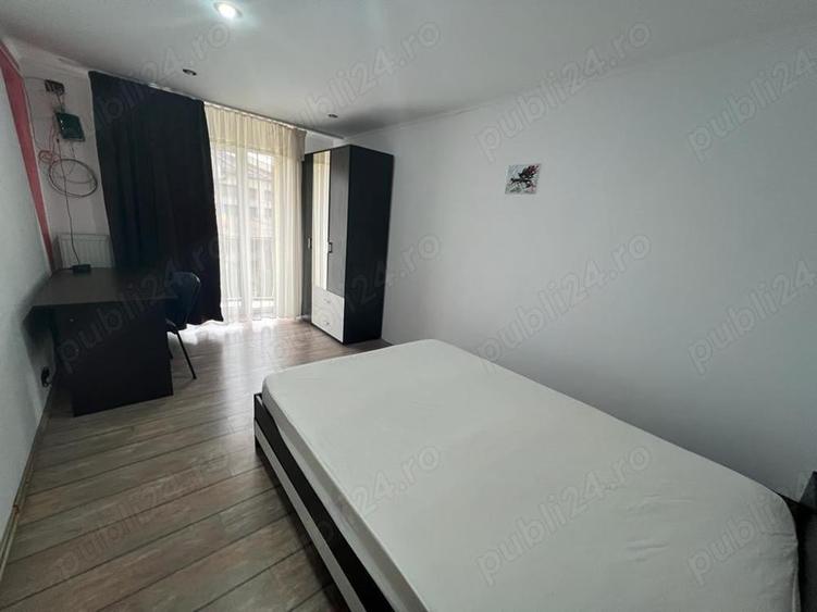 Casă cu 6 camere cu Teren 200 Mp în Intim