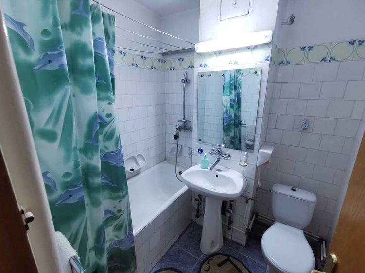 Inchiriez apartament 2 camere decomandat, bul.Dacia, zona f.buna ! - 2