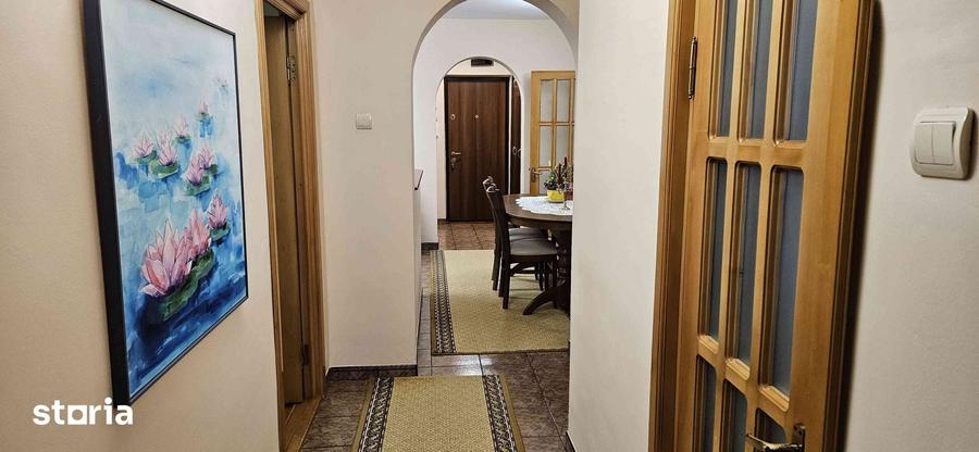 Apartament cu 4 camere decomandat în Est