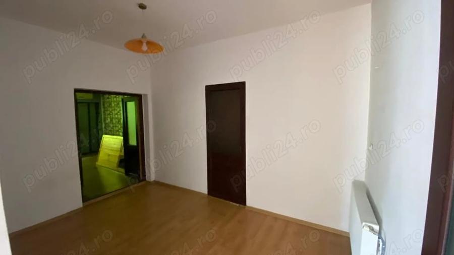 Casă cu 6 camere cu Teren 231 Mp în Central