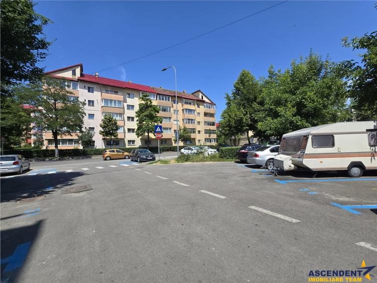 Apartament cu 3 camere decomandat în Noua