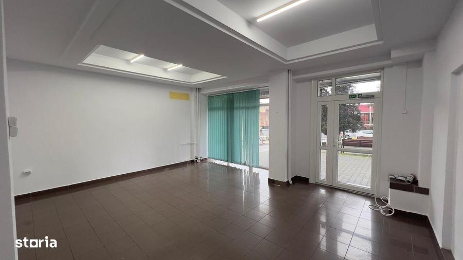 Spațiu comercial, de 55 mp, în Petros