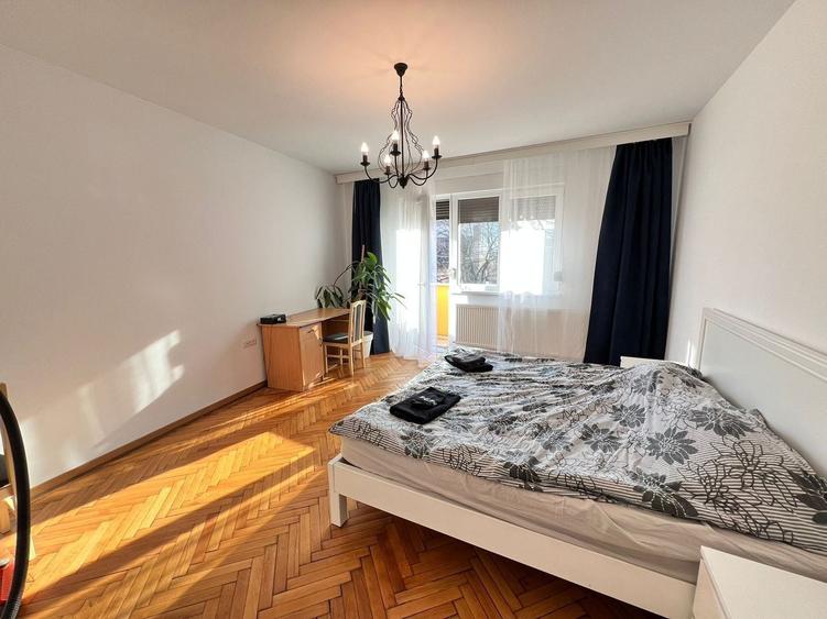 Apartament cu 3 camere decomandat în Central