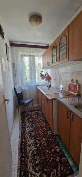 Apartament cu 3 camere semidecomandat în Km 4-5