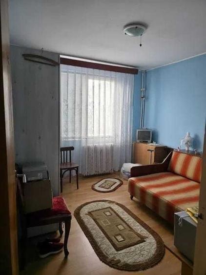 Apartament cu 3 camere semidecomandat în Crângași