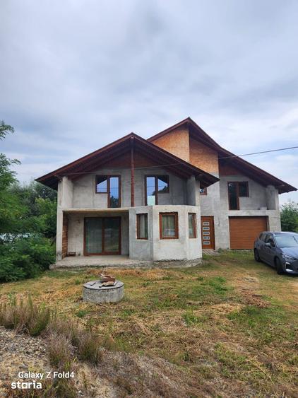 Casă cu 4 camere cu Teren 1700 Mp în Zamostea