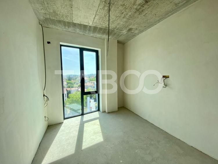 Penthouse cu 3 camere semidecomandat în Central