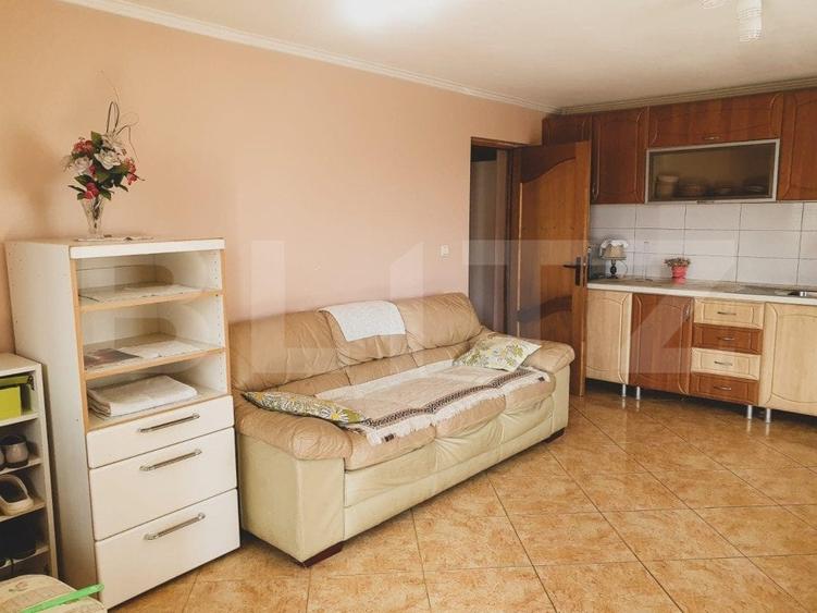 Casă individuală cu 5 camere cu Canalizare în Est