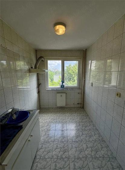 Apartament cu 3 camere semidecomandat în Berceni