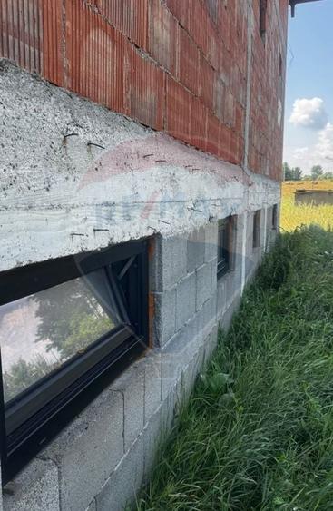 Casă cu 5 camere cu Teren 1000 Mp în Costâna